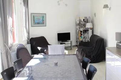 Télévision ou salle de divertissement dans l'établissement Cottage de Noëlle