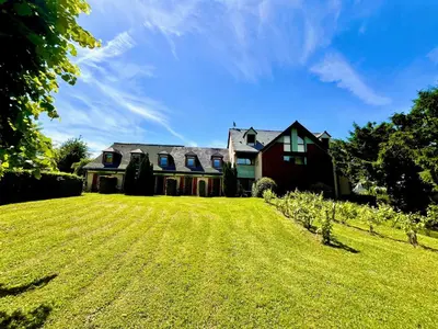 Jardin de l'établissement Hotel Restaurant Auberge du Barrez Logis