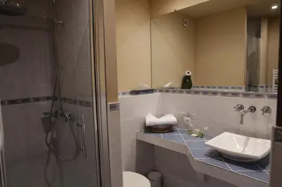 Salle de bains dans l'établissement Hotel Restaurant Auberge du Barrez Logis
