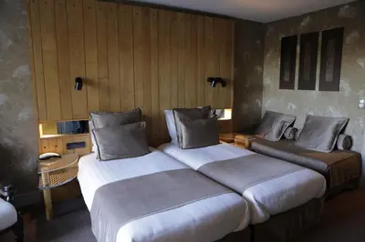 Un ou plusieurs lits dans un hébergement de l'établissement Hotel Restaurant Auberge du Barrez Logis