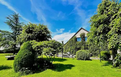 Jardin de l'établissement Hotel Restaurant Auberge du Barrez Logis