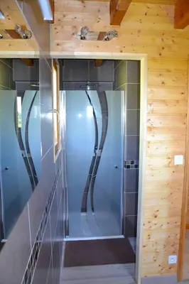 Salle de bains dans l'établissement Chalet charmant à Saint-Gènes-Champespe avec parking privé