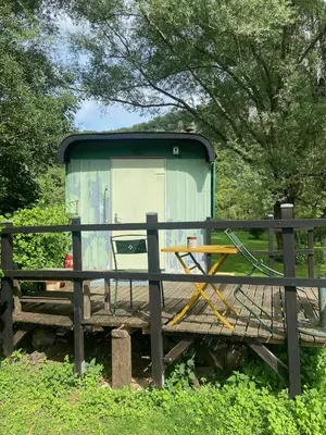 Jardin de l'établissement La Roulotte en plein nature au Blagour