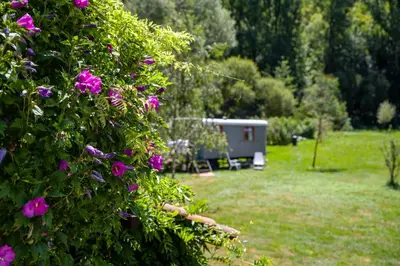 Jardin de l'établissement La Roulotte en plein nature au Blagour