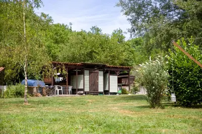 Jardin de l'établissement La Roulotte en plein nature au Blagour