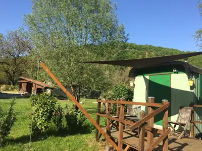 Jardin de l'établissement La Roulotte en plein nature au Blagour