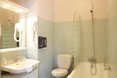Salle de bains dans l'établissement Hôtel de l'Aviation