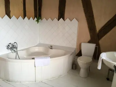 Salle de bains dans l'établissement Villa La Roseraie avec accès piscine Hôtel La Roseraie