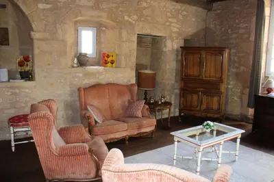 Coin salon dans l'établissement Villa La Roseraie avec accès piscine Hôtel La Roseraie