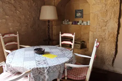 Coin salon dans l'établissement Villa La Roseraie avec accès piscine Hôtel La Roseraie