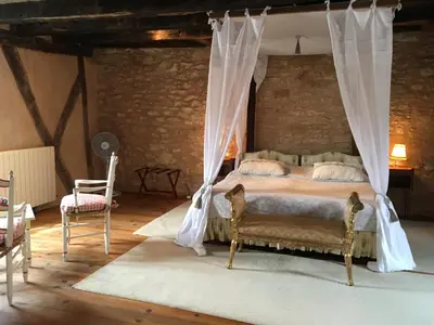 Un ou plusieurs lits dans un hébergement de l'établissement Villa La Roseraie avec accès piscine Hôtel La Roseraie