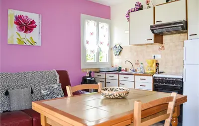 Cuisine ou kitchenette dans l'établissement Two-Bedroom Holiday Home In St Bressou