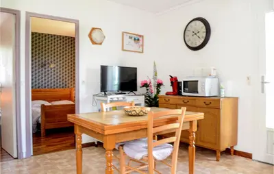 Cuisine ou kitchenette dans l'établissement Two-Bedroom Holiday Home In St Bressou