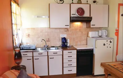 Cuisine ou kitchenette dans l'établissement Two-Bedroom Holiday Home In St Bressou