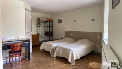 Un ou plusieurs lits dans un hébergement de l'établissement bar hotel restaurant des voyageurs