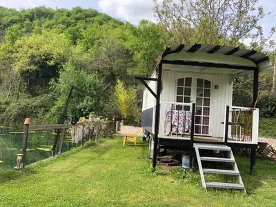 Jardin de l'établissement pipowagen Blagour gelegen aan waterbron