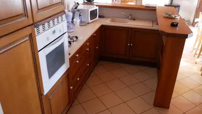 Cuisine ou kitchenette dans l'établissement Maison accueillante à Saint-Gènes-Champespe + Vue sur le lac