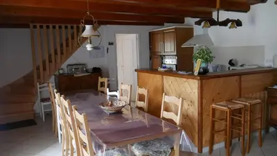 Cuisine ou kitchenette dans l'établissement Maison accueillante à Saint-Gènes-Champespe + Vue sur le lac