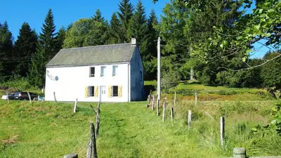 Jardin de l'établissement Maison accueillante à Saint-Gènes-Champespe + Vue sur le lac