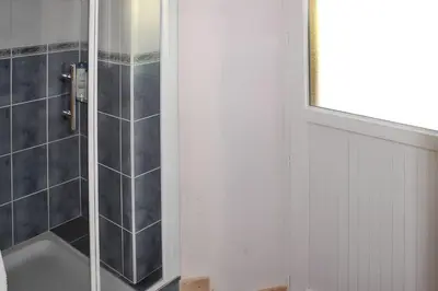 Salle de bains dans l'établissement Maison accueillante à Saint-Gènes-Champespe + Vue sur le lac