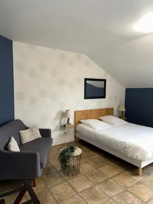Un ou plusieurs lits dans un hébergement de l'établissement Logis Hôtel Volcan Sancy