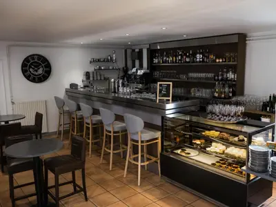 Salon ou bar de l'établissement Logis Hôtel Volcan Sancy