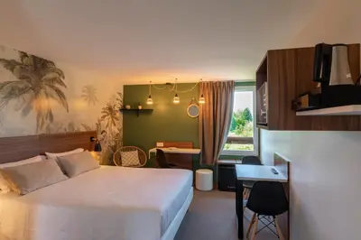 Un ou plusieurs lits dans un hébergement de l'établissement The Originals City, Hôtel Limoges Sud Feytiat
