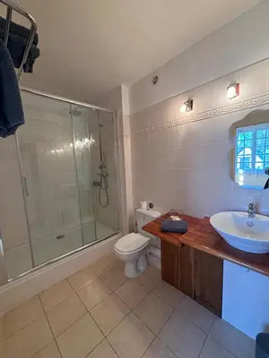 Salle de bains dans l'établissement Auberge des Ruines de Merle