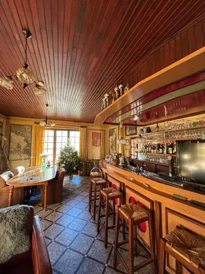 Salon ou bar de l'établissement Auberge des Ruines de Merle