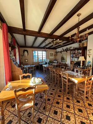 Restaurant ou autre lieu de restauration dans l'établissement Auberge des Ruines de Merle