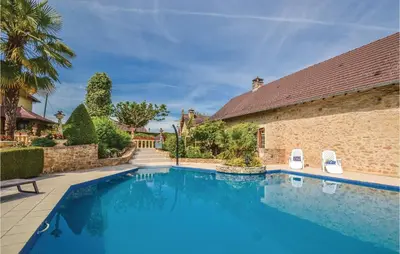 Piscine de l'établissement Cozy Home In Terrasson-Lavilledieu With Wifi ou située à proximité