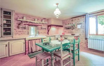 Cuisine ou kitchenette dans l'établissement Cozy Home In Terrasson-Lavilledieu With Wifi