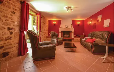 Coin salon dans l'établissement Cozy Home In Terrasson-Lavilledieu With Wifi