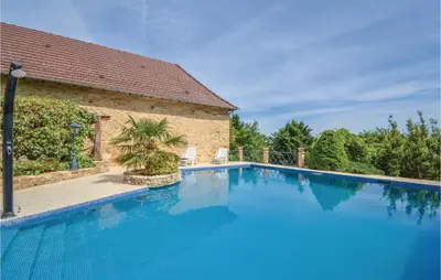 Piscine de l'établissement Cozy Home In Terrasson-Lavilledieu With Wifi ou située à proximité
