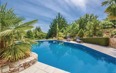 Piscine de l'établissement Cozy Home In Terrasson-Lavilledieu With Wifi ou située à proximité