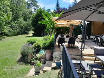 Jardin de l'établissement Le Domaine du Terroir à 5 minutes des Grottes de Lascaux