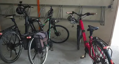 Vélo sur le terrain de l'établissement Logis Hôtel Restaurant bistronomique La Vieille Auberge, ou dans les environs