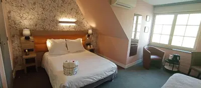 Un ou plusieurs lits dans un hébergement de l'établissement Logis Hôtel Restaurant bistronomique La Vieille Auberge,