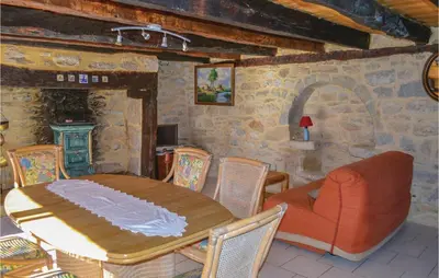 Coin salon dans l'établissement Cozy Home In Padiracbascoul With Wifi