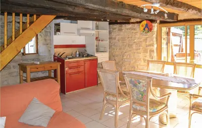 Cuisine ou kitchenette dans l'établissement Cozy Home In Padiracbascoul With Wifi