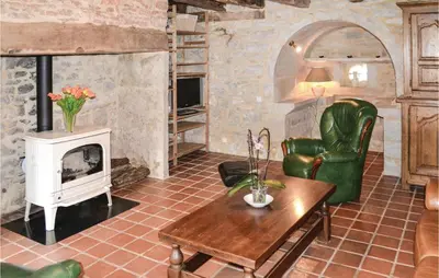 Coin salon dans l'établissement 2 Bedroom Awesome Home In Padirac