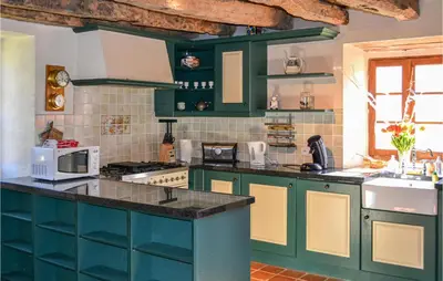 Cuisine ou kitchenette dans l'établissement 2 Bedroom Awesome Home In Padirac