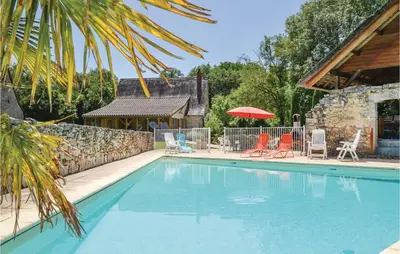 Piscine de l'établissement 2 Bedroom Awesome Home In Padirac ou située à proximité