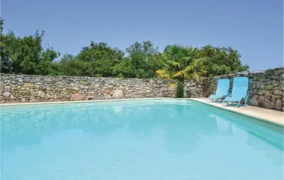 Piscine de l'établissement 2 Bedroom Awesome Home In Padirac ou située à proximité