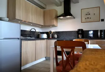 Cuisine ou kitchenette dans l'établissement La Maison Des Jardins