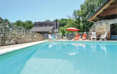Piscine de l'établissement Awesome Home In Padirac With Wifi ou située à proximité