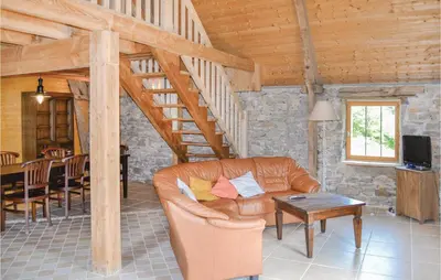 Télévision ou salle de divertissement dans l'établissement Awesome Home In Padirac With Wifi