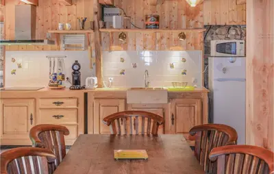 Cuisine ou kitchenette dans l'établissement Awesome Home In Padirac With Wifi