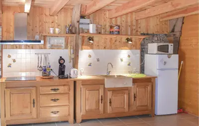Cuisine ou kitchenette dans l'établissement Awesome Home In Padirac With Wifi