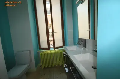 Salle de bains dans l'établissement Les Volcans de Valériane